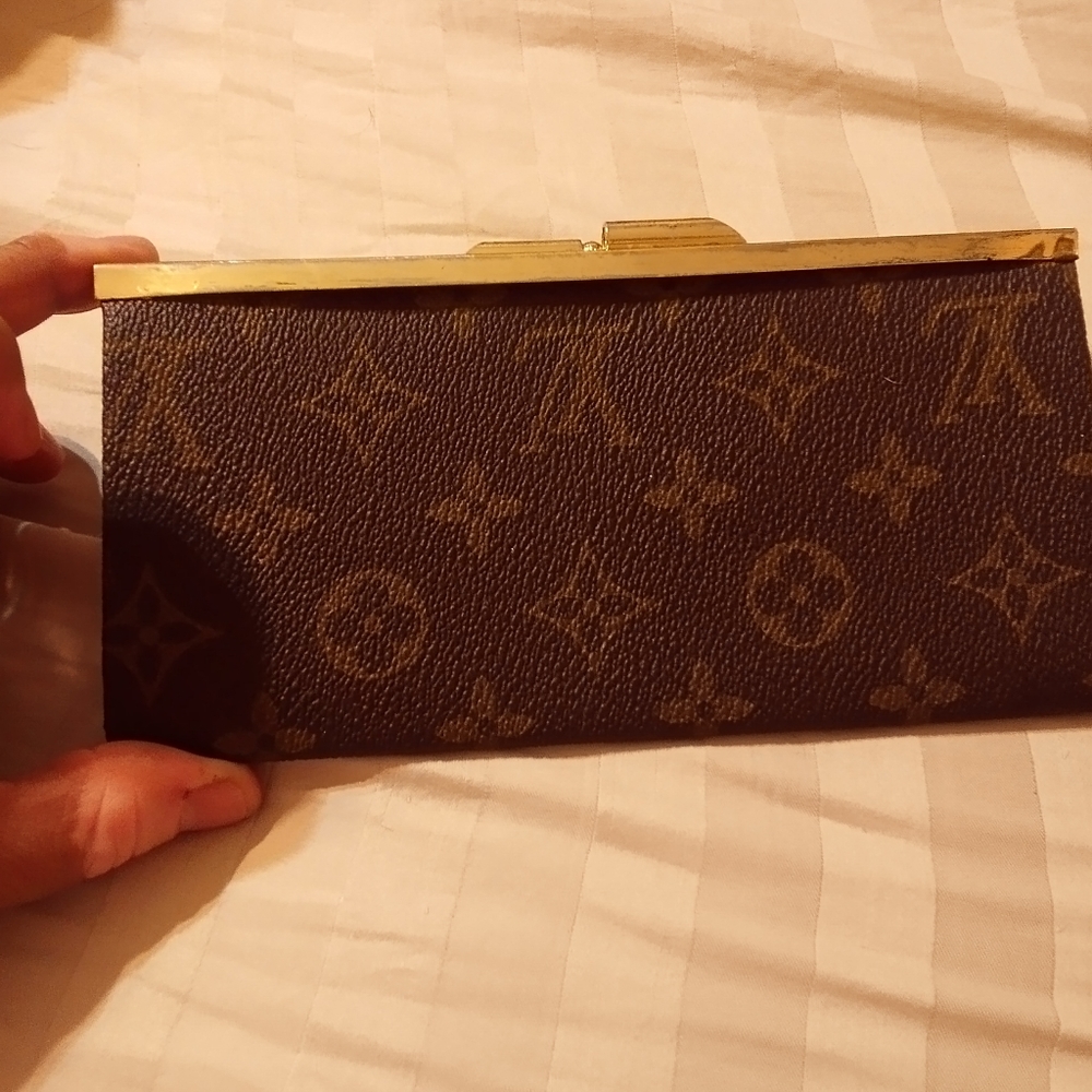Vintage long french coin wallet with kisslock claps.